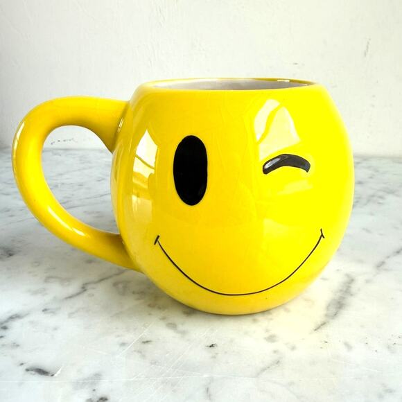 Pier 1 Imports Vintage Smiley Wink Face Yellow Coffee Mug - Picture 1 of 7